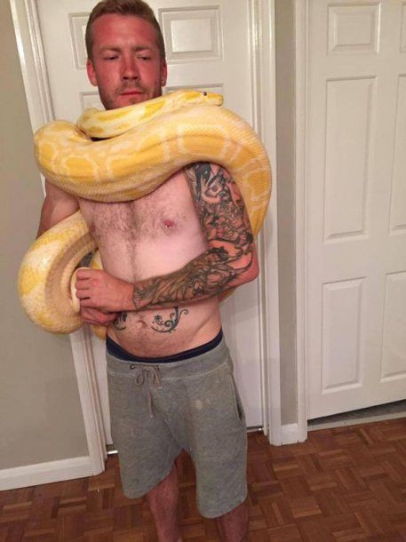 Brandon con otra de sus serpientes