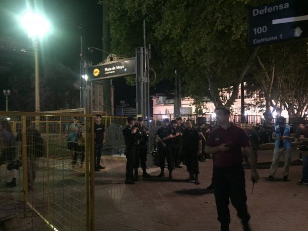 Desalojo a veterano de Malvinas en Plaza de Mayo - Crédito: @gabyspepe<div><br></div>