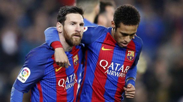 Messi y Neymar con la camiseta de Barcelona<br>