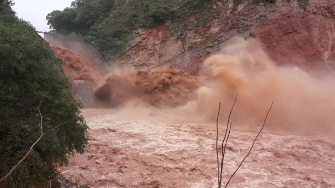 Un muerto, 500 evacuados, un puente partido y un pueblo aislado por el temporal en Salta
