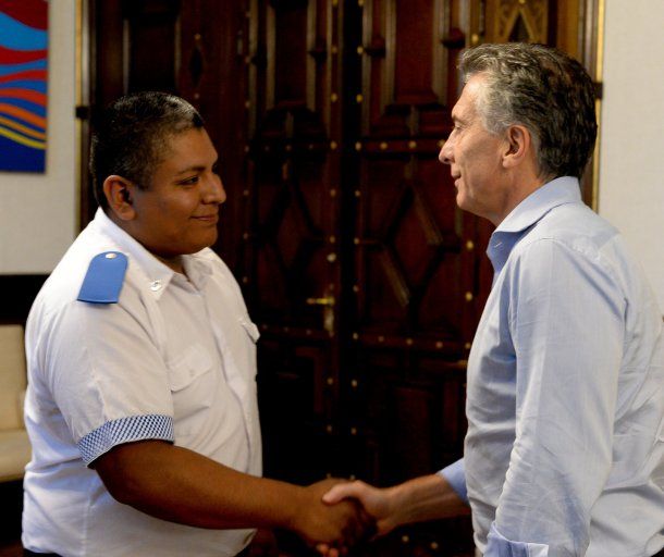 <p>Mauricio Macri recibió a Luis Chocobar, investigado por un posible caso de gatillo fácil</p>