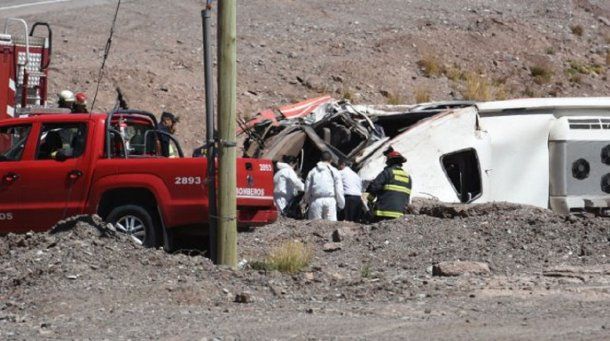 Volcó un micro en Mendoza y murieron 3 chicos - Crédito: diariouno.com.ar