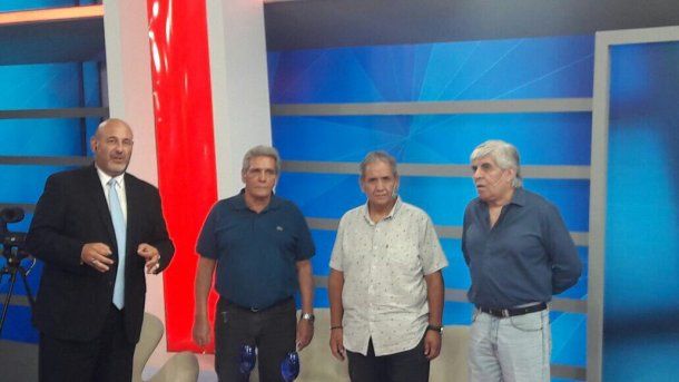 Sergio Palazzo, Carlos Acuña y Hugo Moyano con el periodista Santiago Cuneo