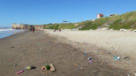 Las Delicias, playa de Camet, desborda de basura. Las Delicias, playa de Camet, desborda de basura.