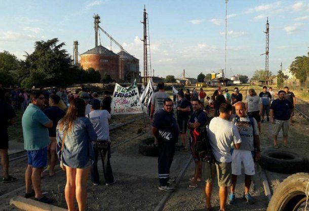 Corte de vías de trabajadores de Fanazul - Crédito: @ateprensa
