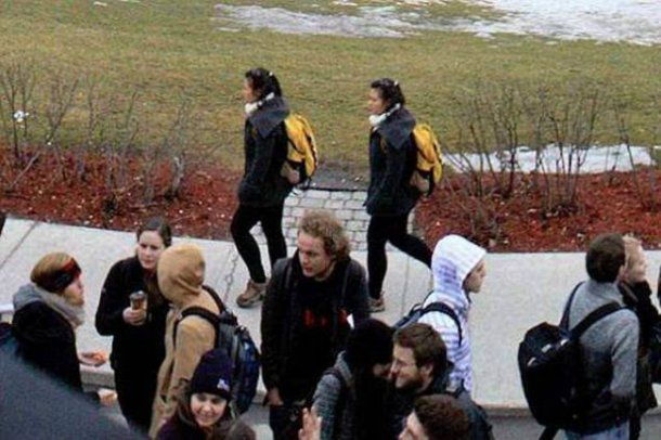 Estas chicas llamaron la atención de alguien entre la multitud