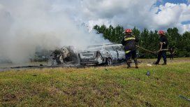 Bomberos apagaban las llamas de los autos siniestrados Bomberos apagaban las llamas de los autos siniestrados