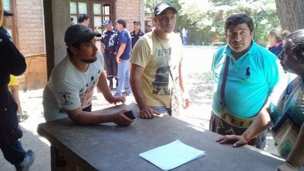 El concejal Mauricio Makar, en el centro de la imagen, y el concejal Clavería, denunciante.