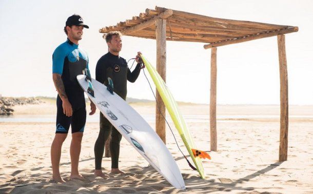 El marplatense se juntó con el actor Nico Riera para surfear cerca de Punta del Este. Un momento distinto para ambos.