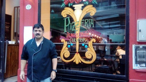 <p>La pizzería en la que logró salir de la calle</p>