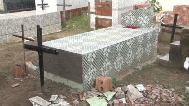 La tumba en la que estaba enterrada Rosangela Almeida (Globo G1)