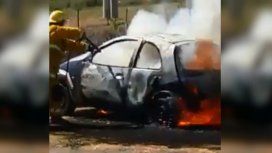 VIDEO: Quemó su auto para que no se lo llevara la grúa VIDEO: Quemó su auto para que no se lo llevara la grúa