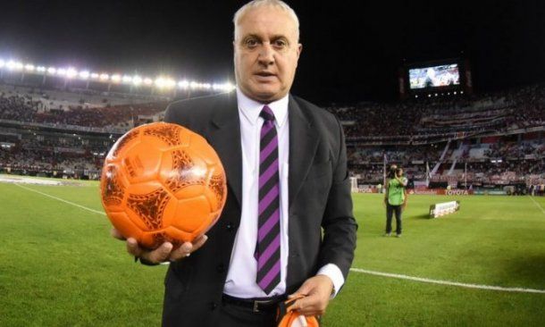 El Beto Alonso con la mìtica pelota naranja<br>