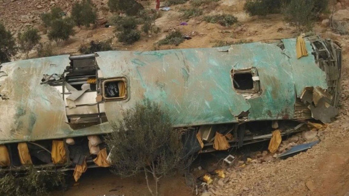 Perú: un micro cayó por un precipicio y al menos 35 personas murieron Perú: un micro cayó por un precipicio y al menos 35 personas murieron