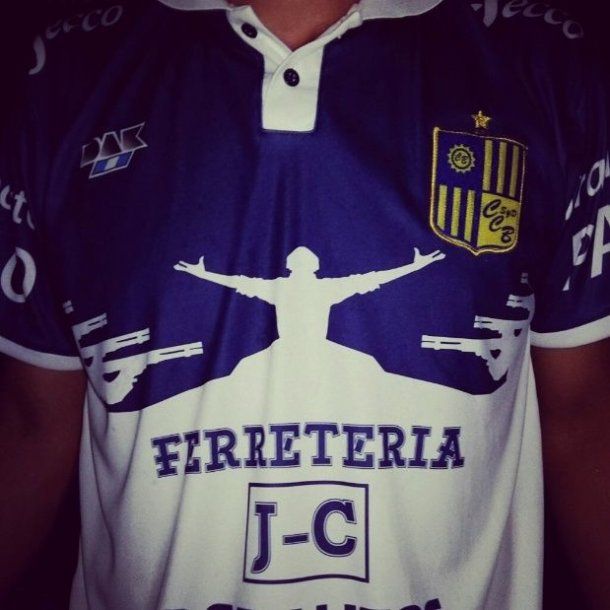 Esta es la camiseta con la que el club hizo un homenaje a la Masacre de José León Suárez