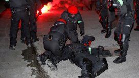 La imagen del agente que yace en el suelo completamente desvanecido La imagen del agente que yace en el suelo completamente desvanecido