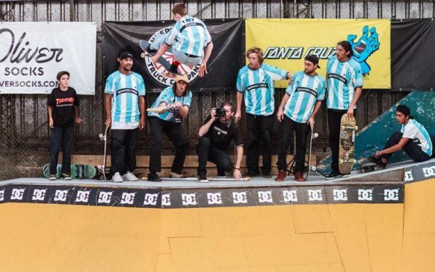 Vuela Funkhouser por encima de la muleta del lesionado Smith y sus compañeros admiran el truco del más joven