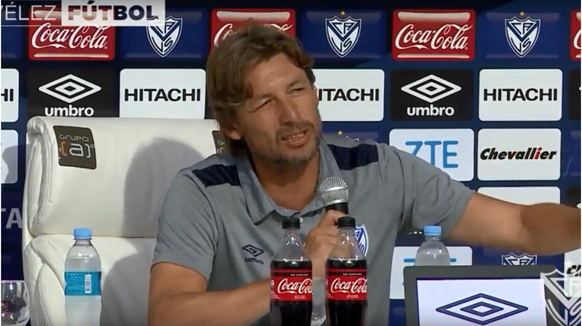 ¡Igual de loco que Bielsa! La insólita conferencia de Heinze tras el triunfo ante River ¡Igual de loco que Bielsa! La insólita conferencia de Heinze tras el triunfo ante River