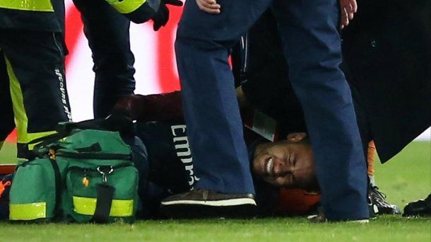 El gesto de dolor de Neymar preocupa al PSG y a Brasil<br>
