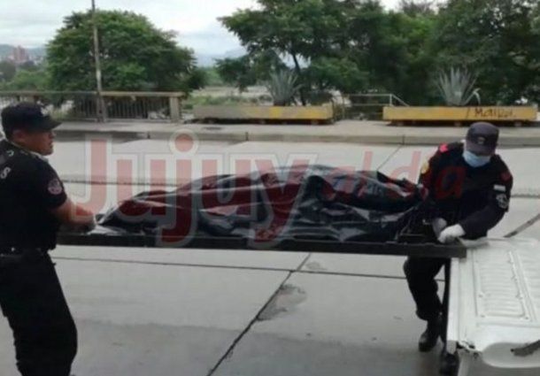 <div>Personal bomberos trasladan el cuerpo de zerda a la morgue judicial.</div><p></p>