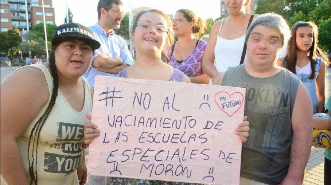 Masiva marcha en Morón contra el intendente Tagliaferro por el ajuste educativo Masiva marcha en Morón contra el intendente Tagliaferro por el ajuste educativo