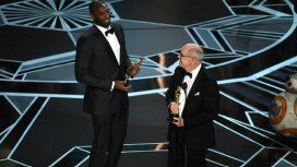 Kobe Bryant recibiendo el Oscar Kobe Bryant recibiendo el Oscar