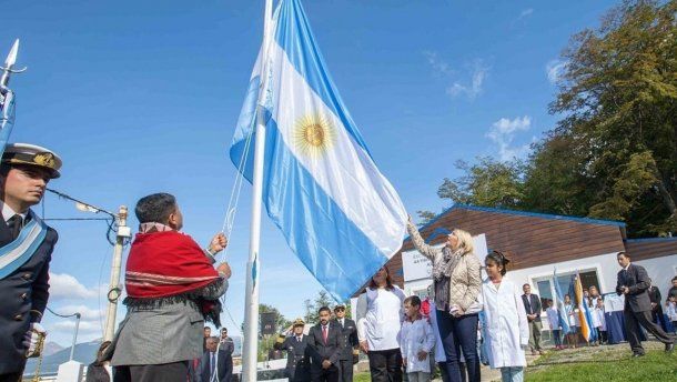 La gobernadora de Tierra del Fuego Rosana Bertone inauguró la Escuela
