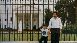 Pablo Emilio Escobar Gaviria posó con su hijo frente a la Casa Blanca Pablo Emilio Escobar Gaviria posó con su hijo frente a la Casa Blanca