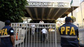 Allanamiento de la Policía Federal en la sede de Camioneros. Allanamiento de la Policía Federal en la sede de Camioneros.
