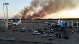 Desde la pista de Ezeiza se veían grandes columnas de humo Desde la pista de Ezeiza se veían grandes columnas de humo