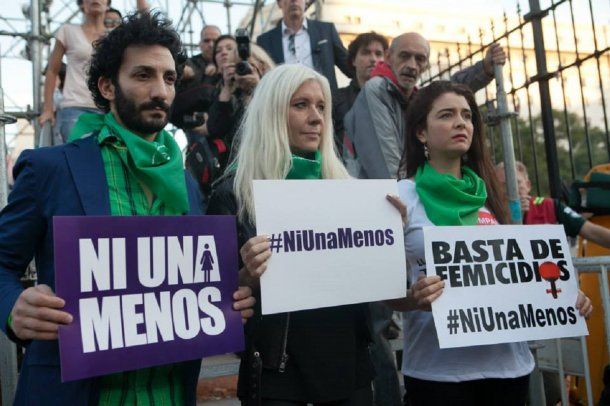 <p>Juan Minujín, Maitena y Érica Rivas leyeron el documento de #NiUnaMenos en 2015 frente al Congreso</p>