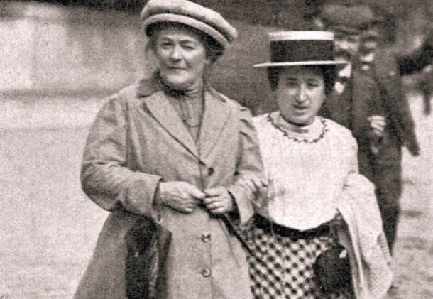 <p>Clara Zetkin y Rosa Luxemburgo, en la Internacional Socialista de 1910</p> <p></p>