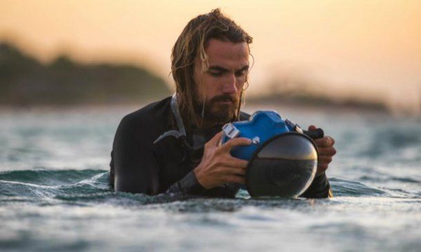 Cannon con la cámara subacuática que usó para capturar al tiburón