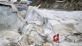 Cubren un glaciar con una enorme sábana para evitar que se derrita Cubren un glaciar con una enorme sábana para evitar que se derrita