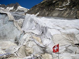 cubren un glaciar con una enorme sabana para evitar que se derrita cubren un glaciar con una enorme sabana para evitar que se derrita