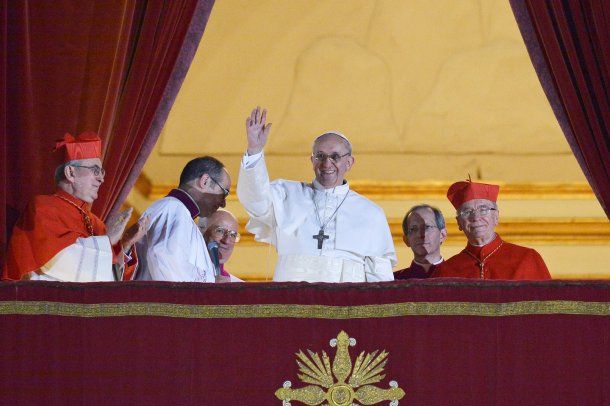 El momento más emocionante: Jorge Bergoglio ya convertido en el Papa Francisco.<br>