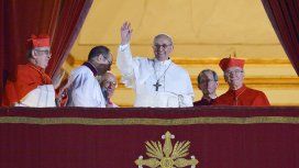 El momento más emocionante: Jorge Bergoglio ya convertido en el Papa Francisco. El momento más emocionante: Jorge Bergoglio ya convertido en el Papa Francisco.