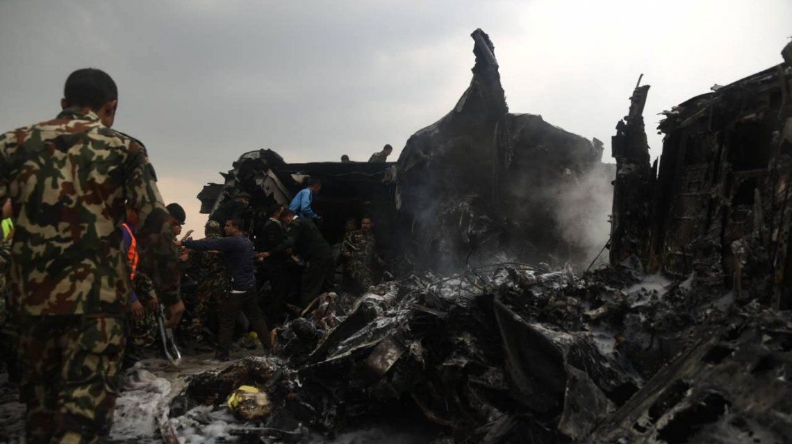Tragedia en Nepal: un avión se estrelló cuando aterrizaba y habría víctimas fatales