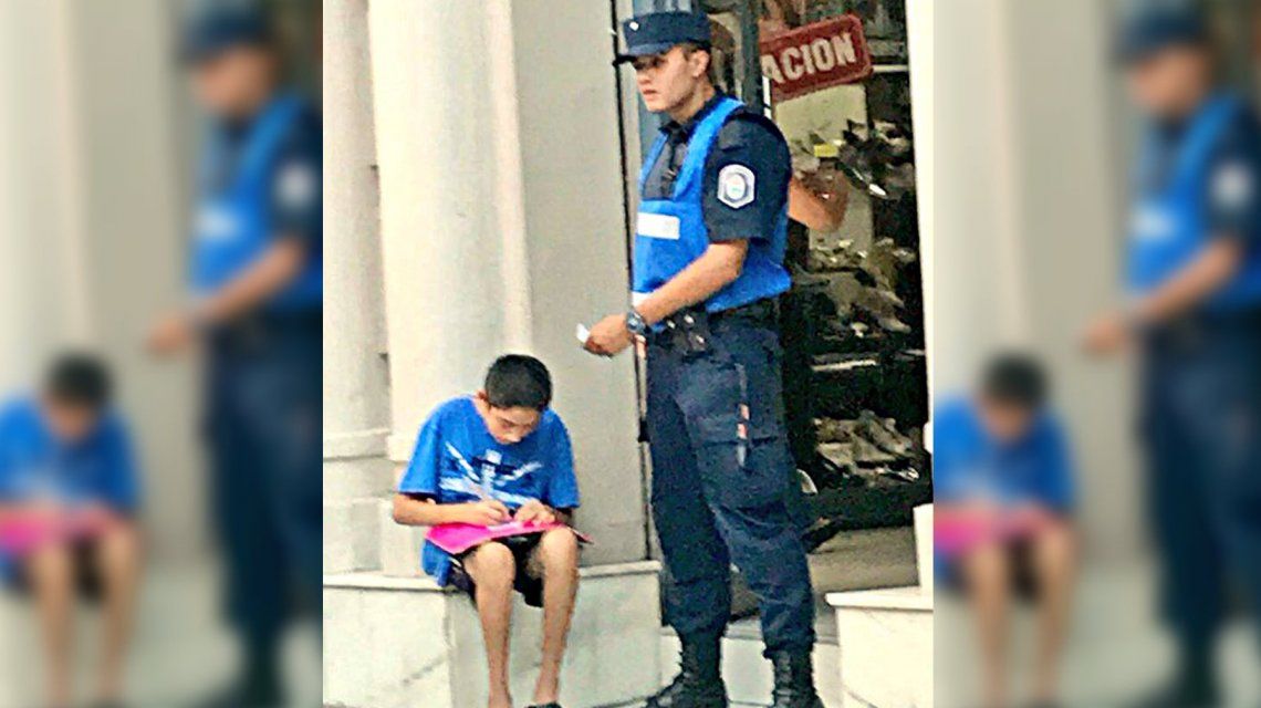 La historia de la foto que emociona: el policía que ayuda a estudiar a un nene