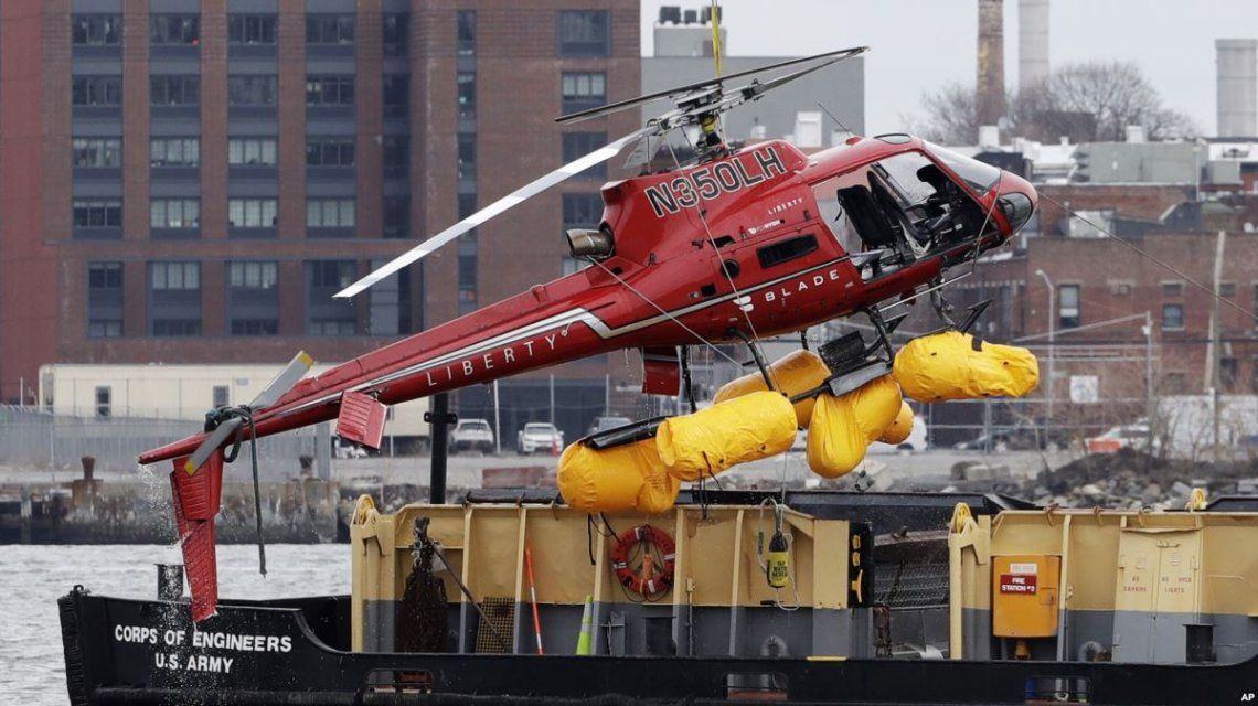 Los pasajeros del helicóptero murieron atrapados a 15 metros de profundidad