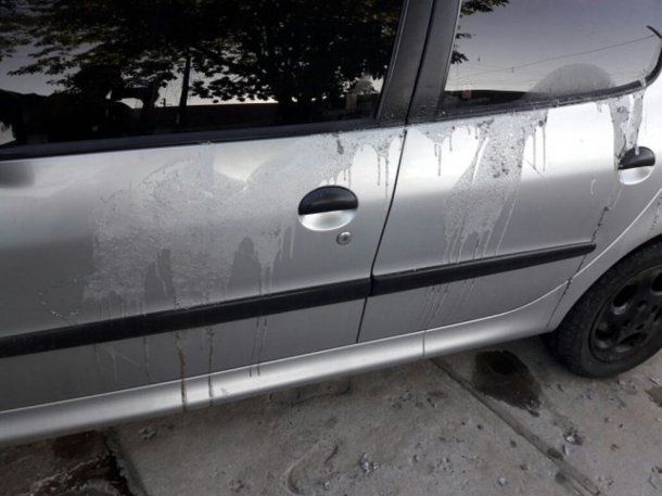 El hombre le arrojado ácido al portón de su casa y el auto de su hermano.
