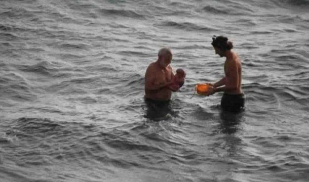 El médico revisa al recién nacido bajo la atenta mirada del padre