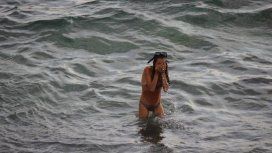 La mujer dio a luz en la playa, pero con la vigilancia de un médico La mujer dio a luz en la playa, pero con la vigilancia de un médico