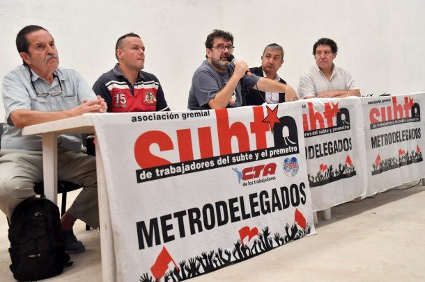 Metrodelegandos anunciando paro de subtes.