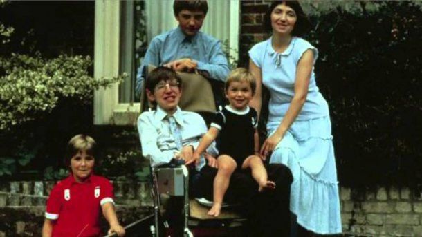 Stephen Hawking con su familia<br>