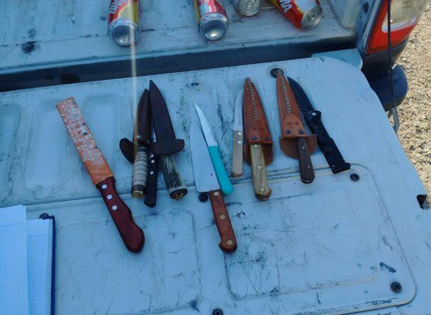 Las armas blancas en el operativo encontradas en el operativo.