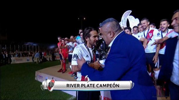 Chiqui Tapia le entrega la Supercopa Argentina a Leo Ponzio