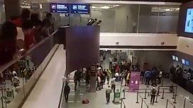Hinchas de Boca y River se enfrentaron en el hall del aeropuerto de Plumerillo en Mendoza Hinchas de Boca y River se enfrentaron en el hall del aeropuerto de Plumerillo en Mendoza