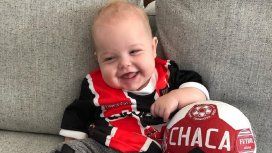 Mirko Wiebe con camiseta y pelota de Chacarita Juniors Mirko Wiebe con camiseta y pelota de Chacarita Juniors