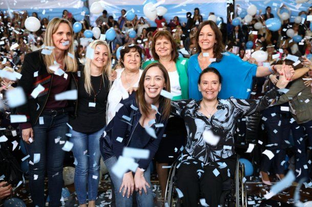 Mujeres de Cambiemos durante un acto de campaña<br>